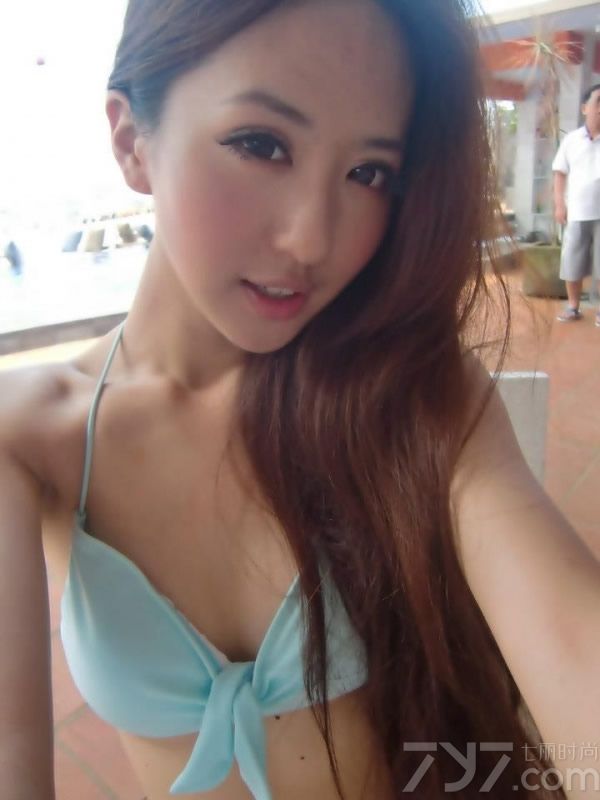 大眼美女的魅力一向有增无减，今天为大家分享的这组性感美女私房自拍照，白皙光滑的肌肤，精致的五官，身上穿各种美衣露出丰满乳胸，诱惑无极限，尤其是那双迷人大眼与樱桃小嘴更是引人遐想。