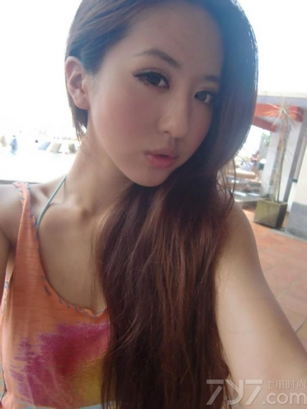 大眼美女的魅力一向有增无减，今天为大家分享的这组性感美女私房自拍照，白皙光滑的肌肤，精致的五官，身上穿各种美衣露出丰满乳胸，诱惑无极限，尤其是那双迷人大眼与樱桃小嘴更是引人遐想。