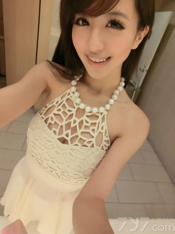 大眼美女的魅力一向有增无减，今天为大家分享的这组性感美女私房自拍照，白皙光滑的肌肤，精致的五官，身上穿各种美衣露出丰满乳胸，诱惑无极限，尤其是那双迷人大眼与樱桃小嘴更是引人遐想。