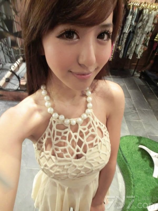 大眼美女的魅力一向有增无减，今天为大家分享的这组性感美女私房自拍照，白皙光滑的肌肤，精致的五官，身上穿各种美衣露出丰满乳胸，诱惑无极限，尤其是那双迷人大眼与樱桃小嘴更是引人遐想。