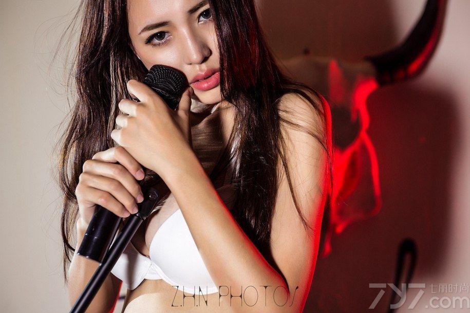 俗话说的好，要看美女就林去酒吧，那可是美女堆积的地方。不管是在台表演的嘉宾还是在下消费的美女们，都能让你大饱眼福哟。下面这组性感酒吧比基尼美女写真，狂野妖娆，火爆身材引人眼球。