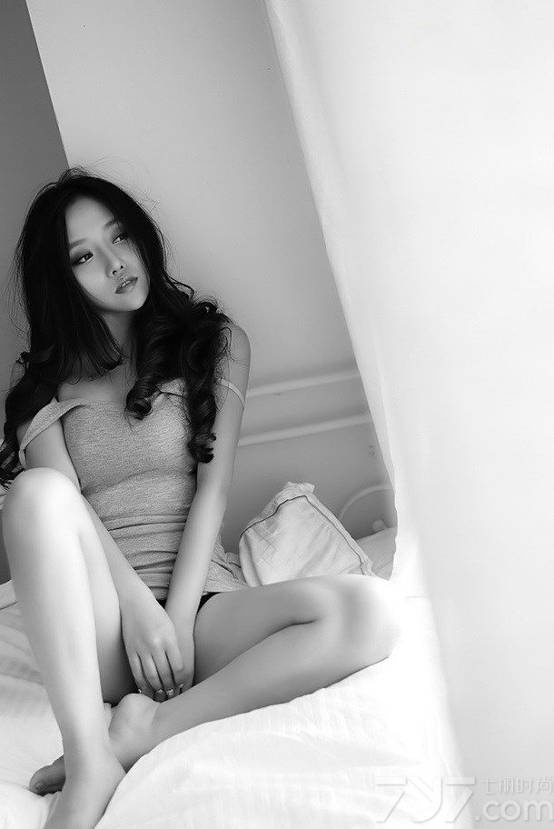 一提到清纯佳人，宅男们的心通常都会不淡定了吧。今天为大家分享一组绝色极品美女私房照，精致狐魅的长相，白皙粉嫩的肌肤，还有那凹凸有致的身材，通通让人看了了心跳加速，离不开眼。