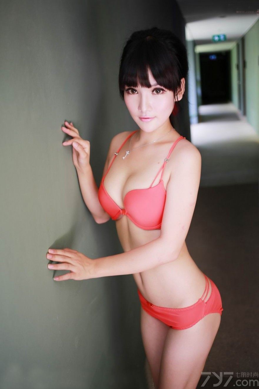 天生丽质的美女总是众人羡慕的对象，今天为大家分享一组超漂亮性感美女私房照，清纯可爱的长相甜蜜十足，白皙的肌肤，还有那迷人的前凸后翘好身材，在靓丽比基尼的衬托下显得更加的具有诱惑力，让人不也直视。