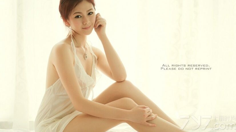 这组性感美女清纯私房写真图片，整个画面一看去充满了清纯的魅惑气息，但是白玉凝脂般的肌肤以及穿着白色性感睡衣，展示出一种令人心醉的诱惑致命感，不经意展示出来的妩媚表情，加上令人难以抵挡的性感魅力都是秒杀的武器。分享性感美女清纯私房图片，白玉凝脂般的惊艳诱惑。