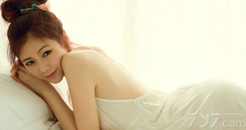 这组性感美女清纯私房写真图片，整个画面一看去充满了清纯的魅惑气息，但是白玉凝脂般的肌肤以及穿着白色性感睡衣，展示出一种令人心醉的诱惑致命感，不经意展示出来的妩媚表情，加上令人难以抵挡的性感魅力都是秒杀的武器。分享性感美女清纯私房图片，白玉凝脂般的惊艳诱惑。