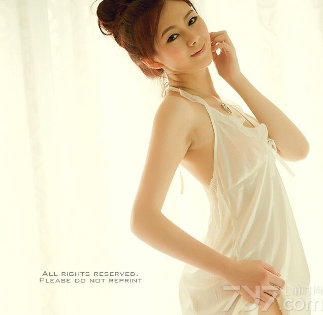 这组性感美女清纯私房写真图片，整个画面一看去充满了清纯的魅惑气息，但是白玉凝脂般的肌肤以及穿着白色性感睡衣，展示出一种令人心醉的诱惑致命感，不经意展示出来的妩媚表情，加上令人难以抵挡的性感魅力都是秒杀的武器。分享性感美女清纯私房图片，白玉凝脂般的惊艳诱惑。