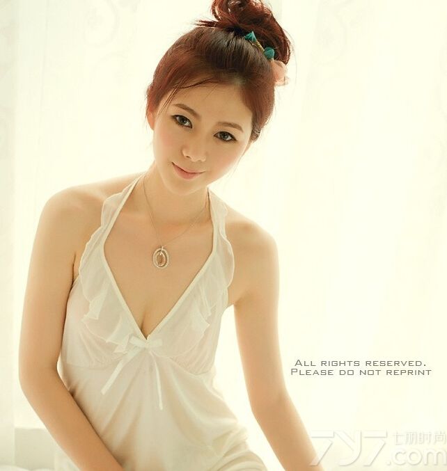 这组性感美女清纯私房写真图片，整个画面一看去充满了清纯的魅惑气息，但是白玉凝脂般的肌肤以及穿着白色性感睡衣，展示出一种令人心醉的诱惑致命感，不经意展示出来的妩媚表情，加上令人难以抵挡的性感魅力都是秒杀的武器。分享性感美女清纯私房图片，白玉凝脂般的惊艳诱惑。