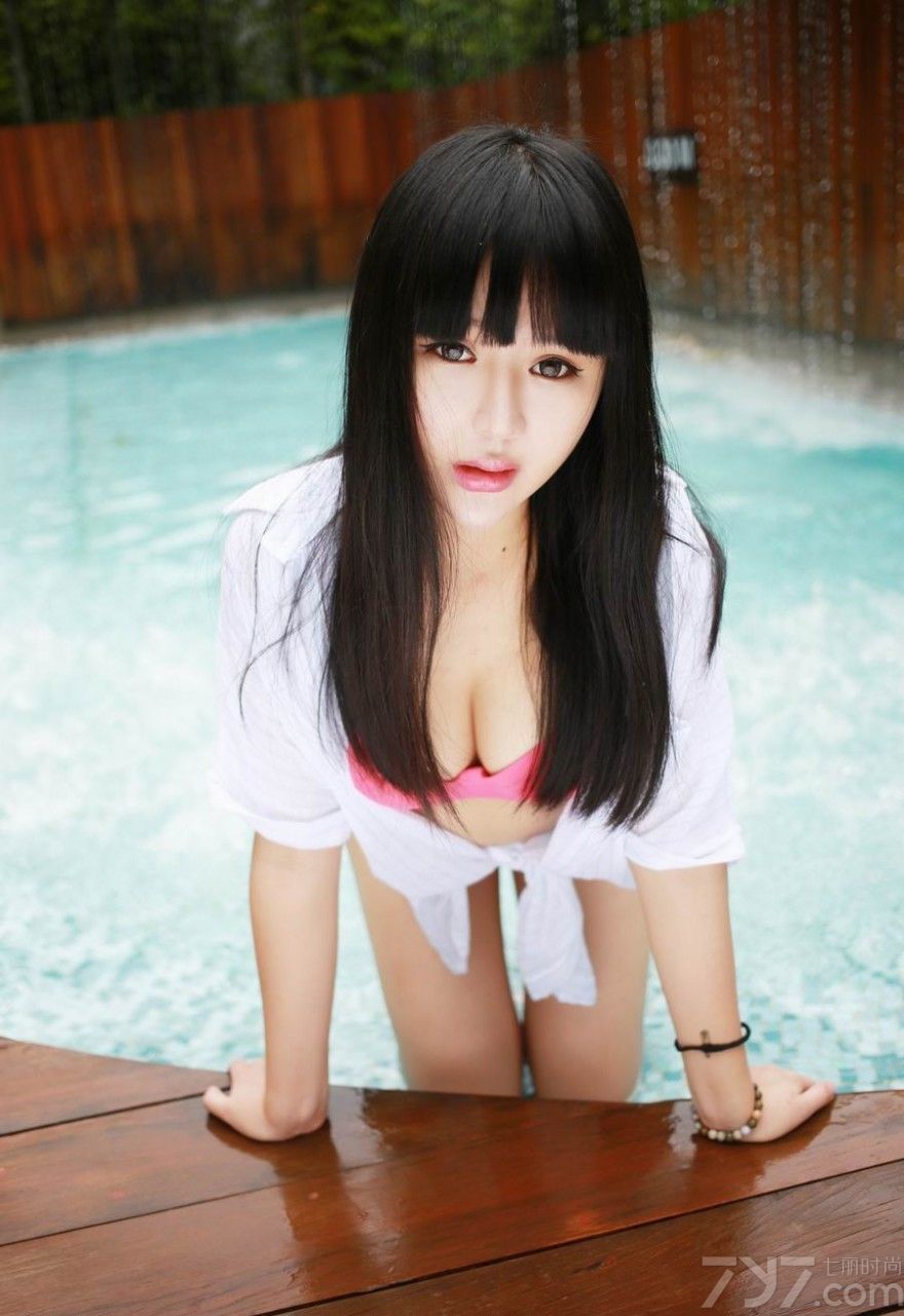 俗话说一白遮三丑，皮肤白皙的妹子总是特别的具有吸引力。今天为大家分享一组超诱惑美女写真，清纯的长相，白皙的肌肤，身穿比基尼在游泳池大秀迷人身姿，丰胸美腿湿身诱惑无极限。
