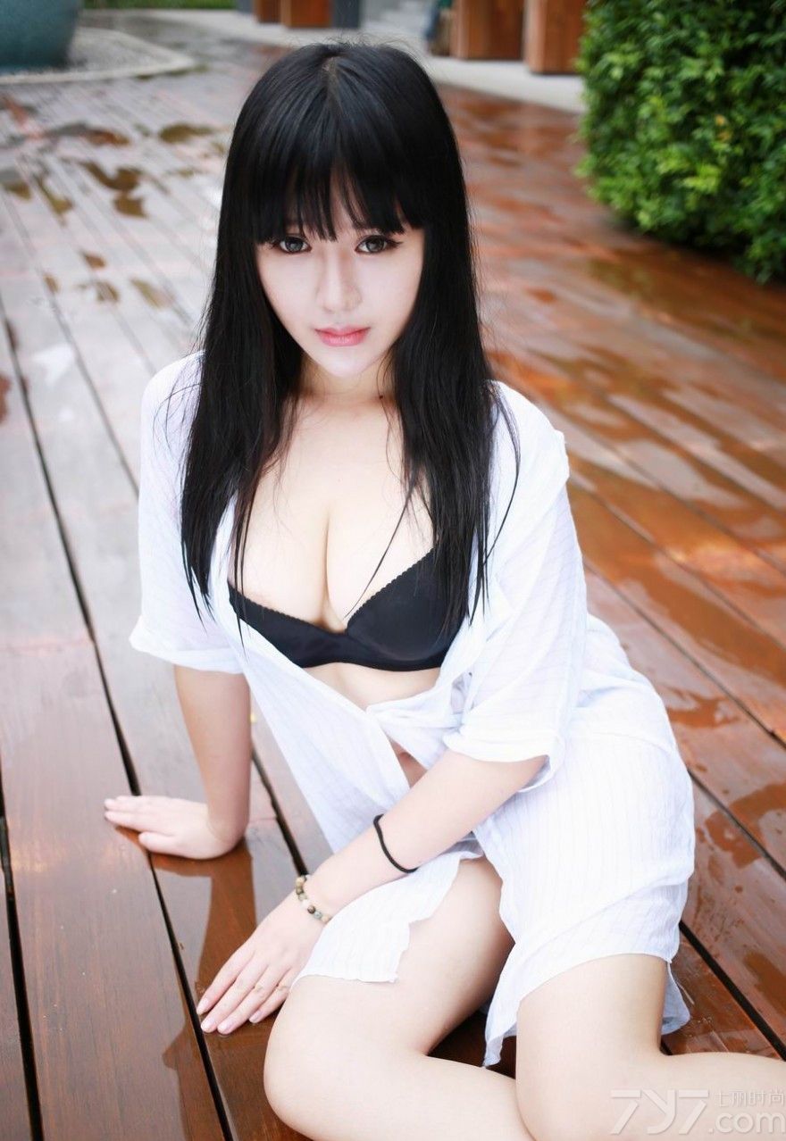 俗话说一白遮三丑，皮肤白皙的妹子总是特别的具有吸引力。今天为大家分享一组超诱惑美女写真，清纯的长相，白皙的肌肤，身穿比基尼在游泳池大秀迷人身姿，丰胸美腿湿身诱惑无极限。