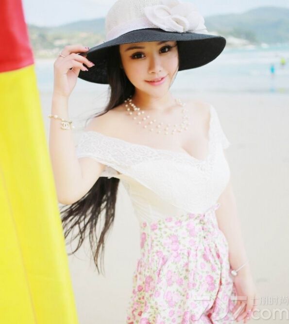 这组丰满美女性感比基尼写真图片，白皙的浑圆丰胸在穿着性感白色比基尼之后，将性感完美的身材毫无遮挡的尽情展现，精致容颜以及性感长腿也令人难以抵挡， 充满了致命诱惑的魅力气息太令人心醉，分享丰满性感比基尼写真图片，惊艳四色的完美诱惑。