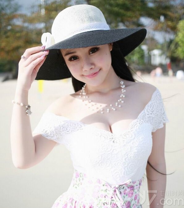 这组丰满美女性感比基尼写真图片，白皙的浑圆丰胸在穿着性感白色比基尼之后，将性感完美的身材毫无遮挡的尽情展现，精致容颜以及性感长腿也令人难以抵挡， 充满了致命诱惑的魅力气息太令人心醉，分享丰满性感比基尼写真图片，惊艳四色的完美诱惑。