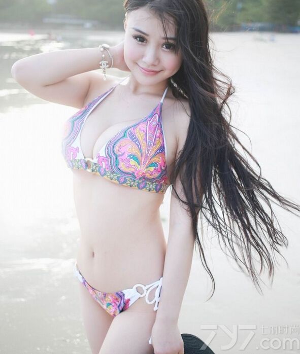 这组丰满美女性感比基尼写真图片，白皙的浑圆丰胸在穿着性感白色比基尼之后，将性感完美的身材毫无遮挡的尽情展现，精致容颜以及性感长腿也令人难以抵挡， 充满了致命诱惑的魅力气息太令人心醉，分享丰满性感比基尼写真图片，惊艳四色的完美诱惑。