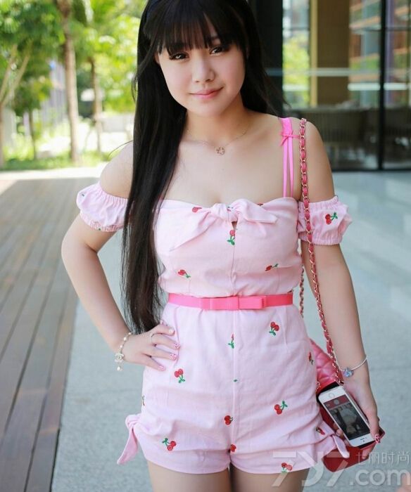 这组丰满美女性感比基尼写真图片，白皙的浑圆丰胸在穿着性感白色比基尼之后，将性感完美的身材毫无遮挡的尽情展现，精致容颜以及性感长腿也令人难以抵挡， 充满了致命诱惑的魅力气息太令人心醉，分享丰满性感比基尼写真图片，惊艳四色的完美诱惑。