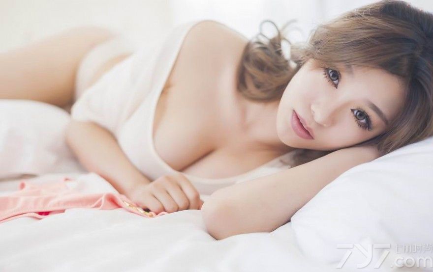 午后甚是清闲，阳光晒满整个房间，美女在床上不停地摆弄身体，白色的内衣将她的皮肤衬托的更加白皙，上身的罩衫呈现出朦胧之感，让她的性感也若隐若现起来，寂静的午后似乎缺少了点什么，你还在等什么？快来看看巨乳美女性感写真集图片，白衣裹身风姿妖娆。