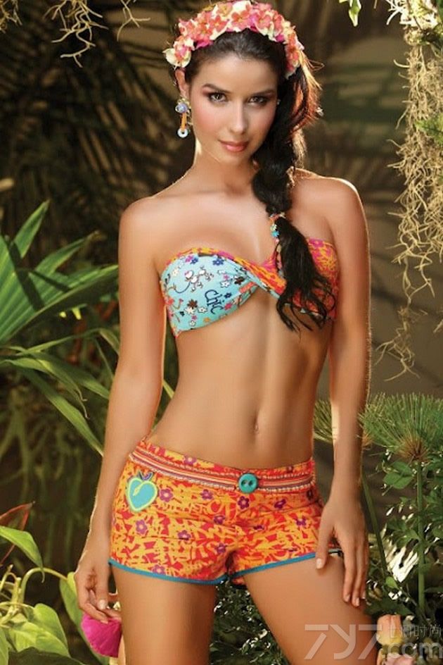 炎热的夏天，比基尼美女成为一道不可忽略的风景线，其中欧美明星们的比基尼图片总是特别的吸引我们的眼球。下面就为大家分为一组美翻天的欧美超模比基尼写真，个个火辣性感娇艳如花。