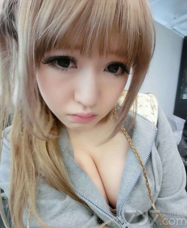 冯溪，歌手、模特，F罩杯豪乳，因为参加电视综艺节目而在网络上迅速走红。她非常喜欢COSPIAY。她经常穿着护士装、女仆装，戴上多彩的假发来扮演不同的角色。而她的“凶狠”之处，便是她那让人喷血的F罩杯豪乳，加上她的大眼及可爱脸蛋，绝对是“童颜巨乳”的典范，让人看了血脉膨胀。