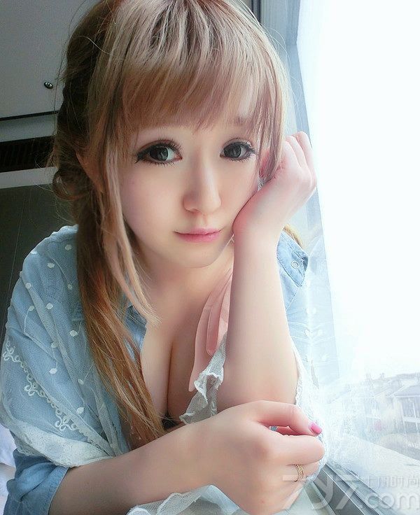 冯溪，歌手、模特，F罩杯豪乳，因为参加电视综艺节目而在网络上迅速走红。她非常喜欢COSPIAY。她经常穿着护士装、女仆装，戴上多彩的假发来扮演不同的角色。而她的“凶狠”之处，便是她那让人喷血的F罩杯豪乳，加上她的大眼及可爱脸蛋，绝对是“童颜巨乳”的典范，让人看了血脉膨胀。