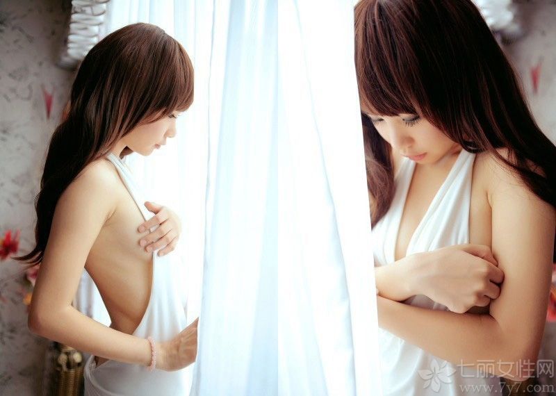 女人拥有漂亮的脸蛋是上天的赏赐，再拥有少有的诱人的白嫩肌肤，那简直是备受上帝垂怜了。分享美女雪白美背肌肤图片，闺房欲拒还迎玩性感，俏皮可爱的表情，带着清纯气质是否能获得你的青睐呢？