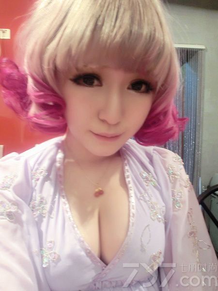 冯溪，歌手、模特，F罩杯豪乳，因为参加电视综艺节目而在网络上迅速走红。她非常喜欢COSPIAY。她经常穿着护士装、女仆装，戴上多彩的假发来扮演不同的角色。而她的“凶狠”之处，便是她那让人喷血的F罩杯豪乳，加上她的大眼及可爱脸蛋，绝对是“童颜巨乳”的典范，让人看了血脉膨胀。