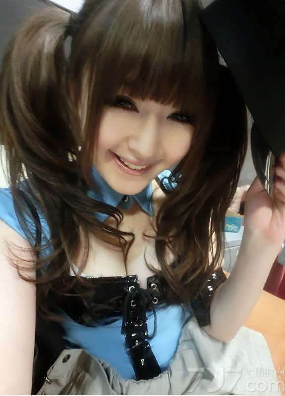 冯溪，歌手、模特，F罩杯豪乳，因为参加电视综艺节目而在网络上迅速走红。她非常喜欢COSPIAY。她经常穿着护士装、女仆装，戴上多彩的假发来扮演不同的角色。而她的“凶狠”之处，便是她那让人喷血的F罩杯豪乳，加上她的大眼及可爱脸蛋，绝对是“童颜巨乳”的典范，让人看了血脉膨胀。