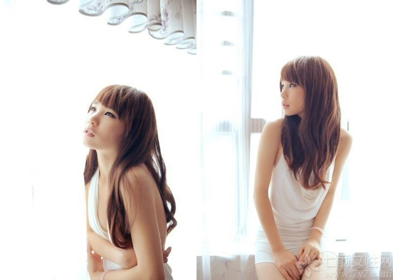 女人拥有漂亮的脸蛋是上天的赏赐，再拥有少有的诱人的白嫩肌肤，那简直是备受上帝垂怜了。分享美女雪白美背肌肤图片，闺房欲拒还迎玩性感，俏皮可爱的表情，带着清纯气质是否能获得你的青睐呢？