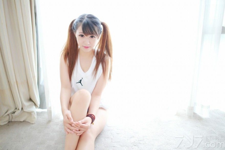 微博热门话题说“多看帅哥能养生”，那么男人多看美女也能够长寿咯。所以今天小七献上福利，给大家送上酷爱篮球的性感尤物，穿着白色的上衣，蓝色的小内内，躲在闺房里大摆姿势，清纯与性感并齐，有没有牵动你的心呢？