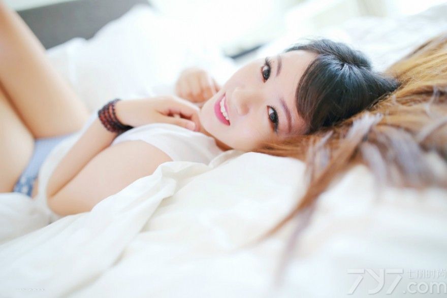 微博热门话题说“多看帅哥能养生”，那么男人多看美女也能够长寿咯。所以今天小七献上福利，给大家送上酷爱篮球的性感尤物，穿着白色的上衣，蓝色的小内内，躲在闺房里大摆姿势，清纯与性感并齐，有没有牵动你的心呢？