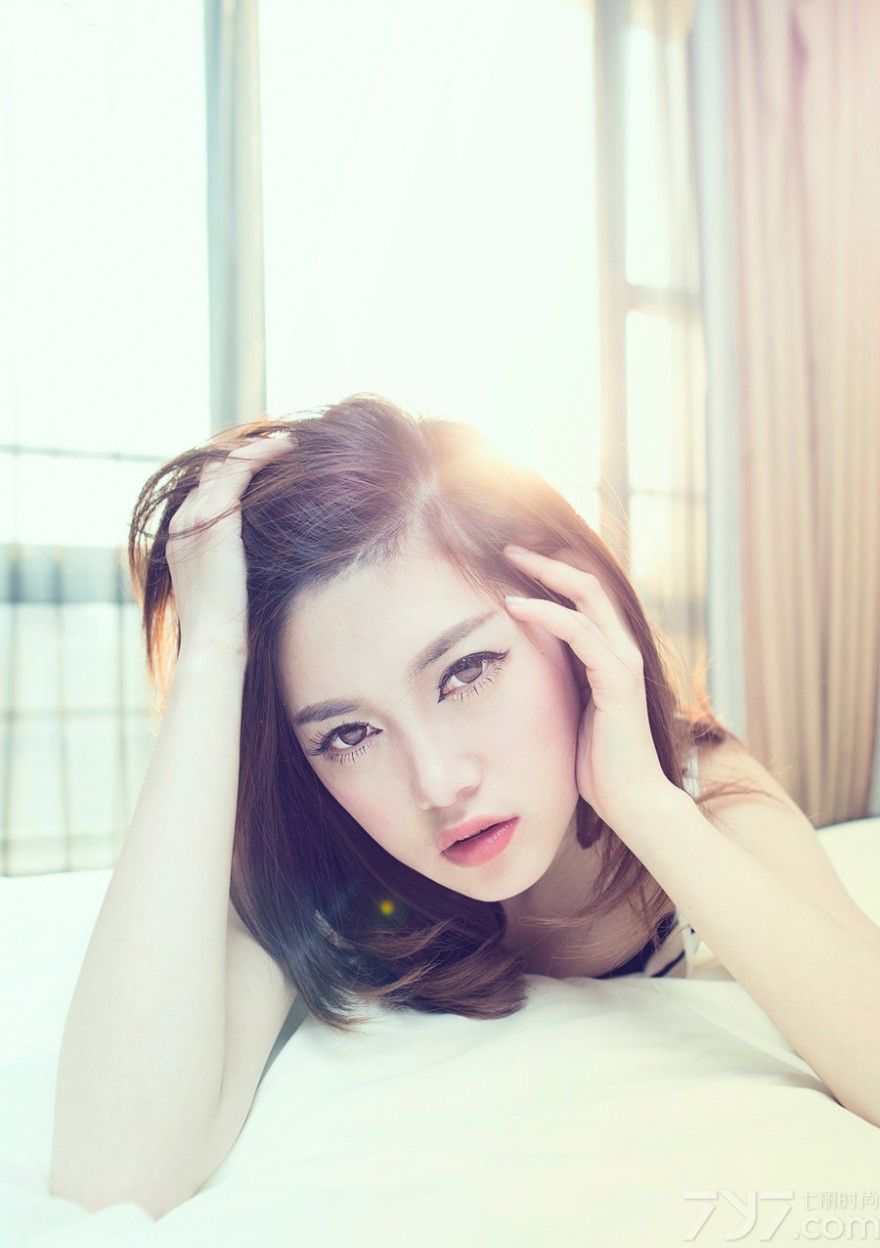 较弱的女人给人疼惜之感，霸道的女生激起男人想要征服的欲望。充满欲望的美女在闺房中展现出自己性感的一面，魅惑的眼神十分勾魂，像是在索取着什么。下面一起来看看这组欲望美女图片甚是性感，细腰长腿翘腿迷人。