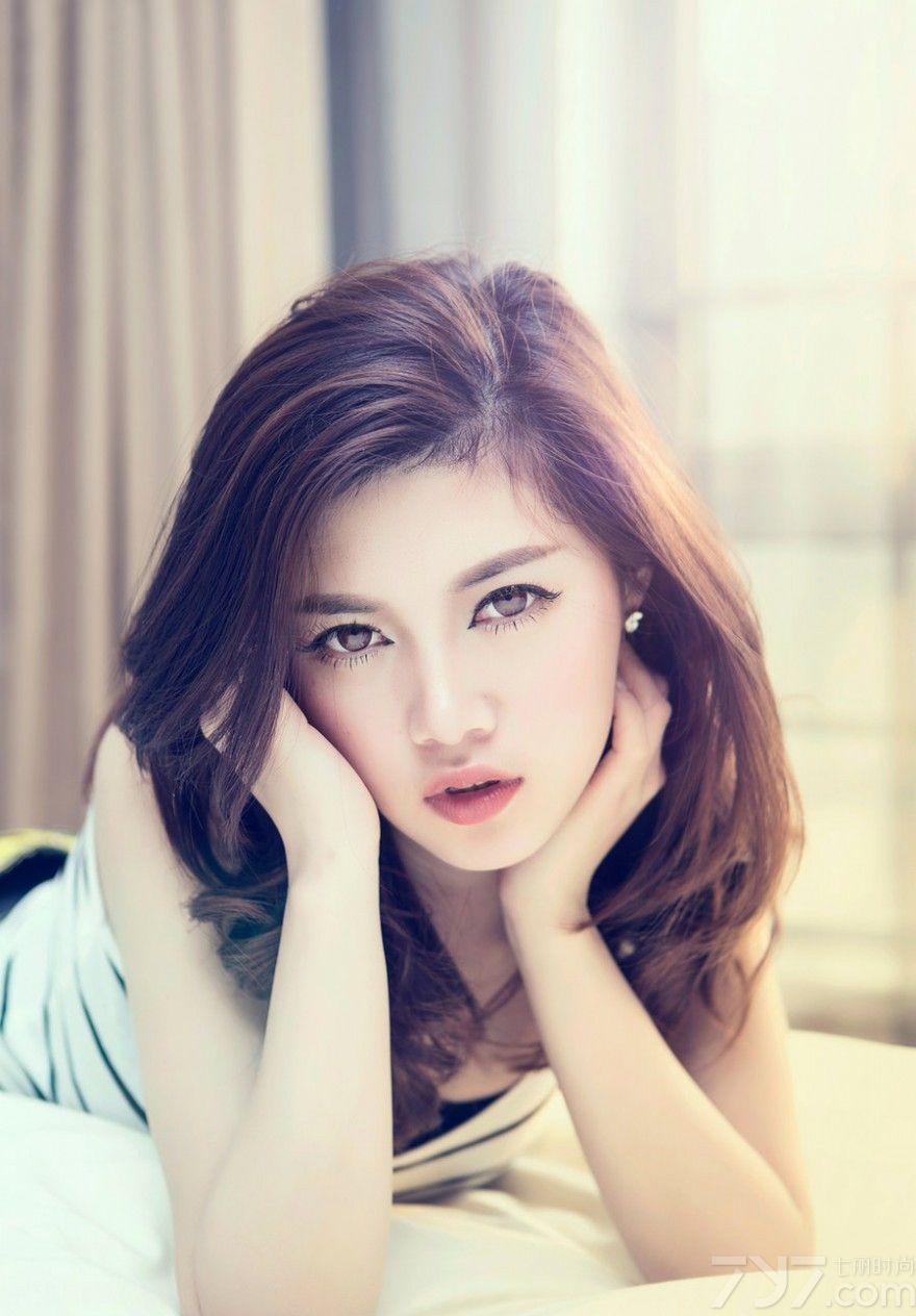 较弱的女人给人疼惜之感，霸道的女生激起男人想要征服的欲望。充满欲望的美女在闺房中展现出自己性感的一面，魅惑的眼神十分勾魂，像是在索取着什么。下面一起来看看这组欲望美女图片甚是性感，细腰长腿翘腿迷人。