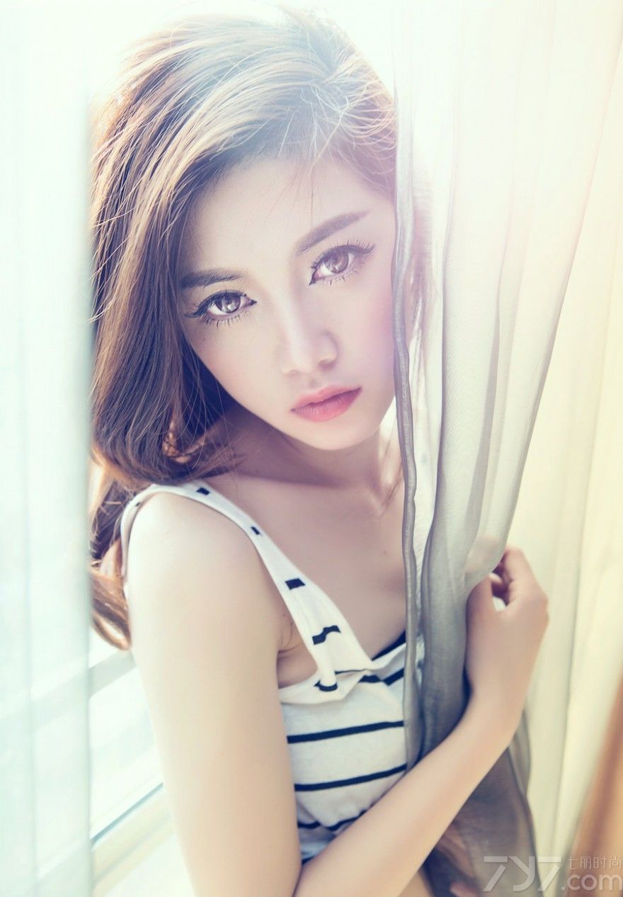 较弱的女人给人疼惜之感，霸道的女生激起男人想要征服的欲望。充满欲望的美女在闺房中展现出自己性感的一面，魅惑的眼神十分勾魂，像是在索取着什么。下面一起来看看这组欲望美女图片甚是性感，细腰长腿翘腿迷人。