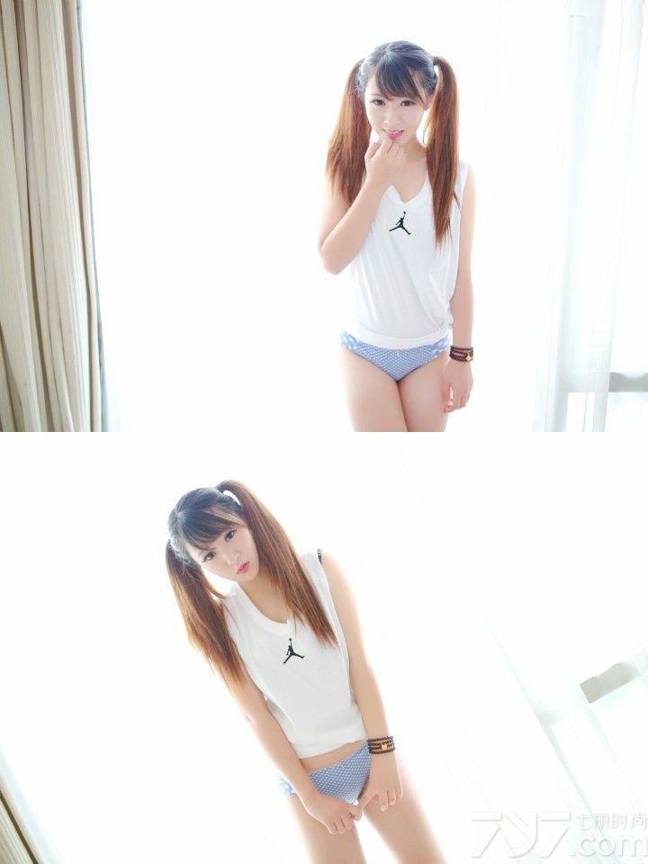 微博热门话题说“多看帅哥能养生”，那么男人多看美女也能够长寿咯。所以今天小七献上福利，给大家送上酷爱篮球的性感尤物，穿着白色的上衣，蓝色的小内内，躲在闺房里大摆姿势，清纯与性感并齐，有没有牵动你的心呢？