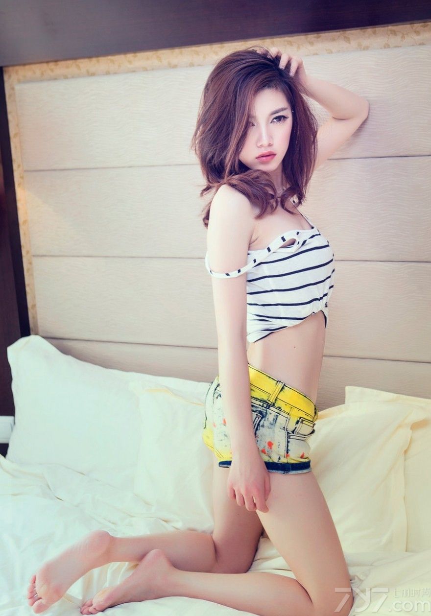 较弱的女人给人疼惜之感，霸道的女生激起男人想要征服的欲望。充满欲望的美女在闺房中展现出自己性感的一面，魅惑的眼神十分勾魂，像是在索取着什么。下面一起来看看这组欲望美女图片甚是性感，细腰长腿翘腿迷人。