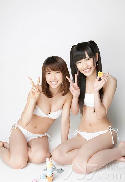 AKB48成立于2005年，不断的更替清纯美女已经是最大亮点。此次由AKB48两大清纯美女一起拍摄比基尼写真，性感的身材在嬉闹中显得分外诱人。