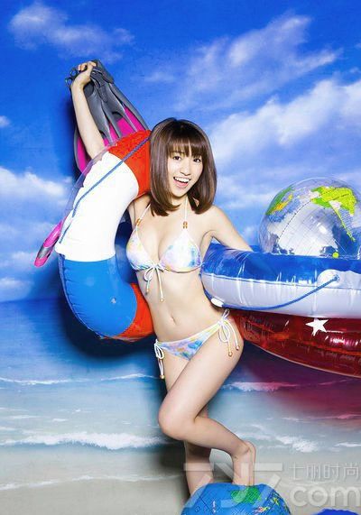 AKB48成立于2005年，不断的更替清纯美女已经是最大亮点。此次由AKB48两大清纯美女一起拍摄比基尼写真，性感的身材在嬉闹中显得分外诱人。