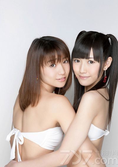 AKB48成立于2005年，不断的更替清纯美女已经是最大亮点。此次由AKB48两大清纯美女一起拍摄比基尼写真，性感的身材在嬉闹中显得分外诱人。