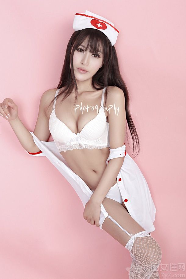 很多人对护士都有一种特别的嗜好，喜欢看一些护士的制服诱惑影片图片等，今天就小小的满足一下大家的愿望，分享一组超具诱惑力的护士制服装美女写真，白色的纯白制服装，露出香肩蜜乳诱惑无极限。