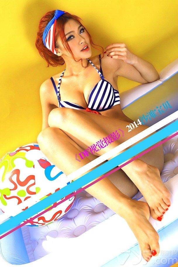2014足球世界杯着实让球迷们过了把瘾，虽然已结束一段时间了，但余热还是存在。今天为大家分享一组超具视觉效果的足球宝贝沙滩写真，身穿蓝色条纹比基尼，挺拔圆润的酥胸让人心跳加速，血口大喷。