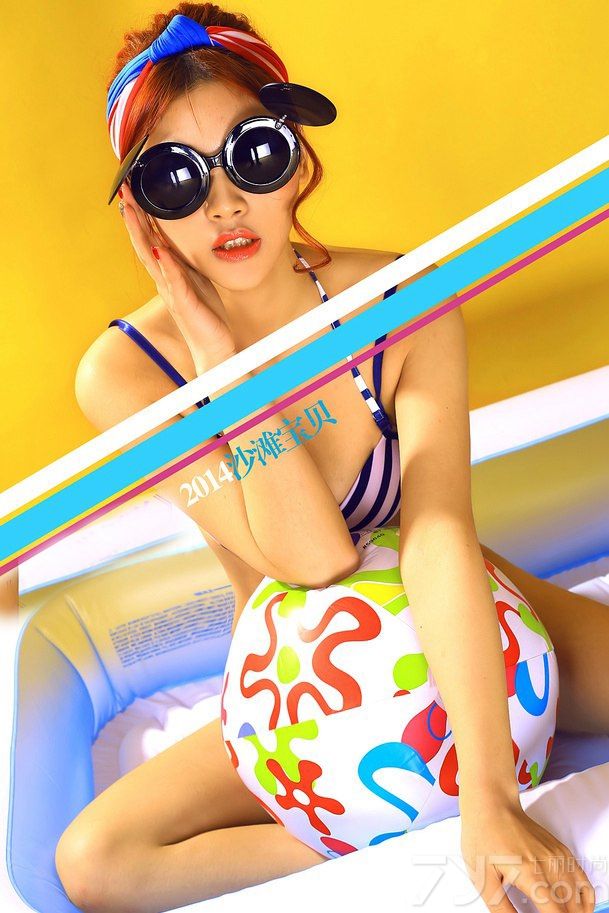 2014足球世界杯着实让球迷们过了把瘾，虽然已结束一段时间了，但余热还是存在。今天为大家分享一组超具视觉效果的足球宝贝沙滩写真，身穿蓝色条纹比基尼，挺拔圆润的酥胸让人心跳加速，血口大喷。