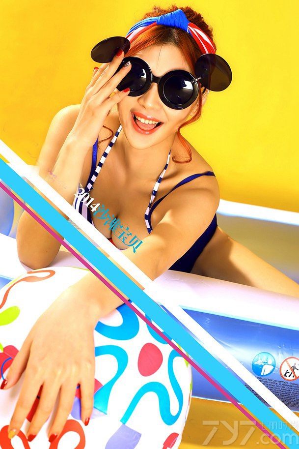 2014足球世界杯着实让球迷们过了把瘾，虽然已结束一段时间了，但余热还是存在。今天为大家分享一组超具视觉效果的足球宝贝沙滩写真，身穿蓝色条纹比基尼，挺拔圆润的酥胸让人心跳加速，血口大喷。