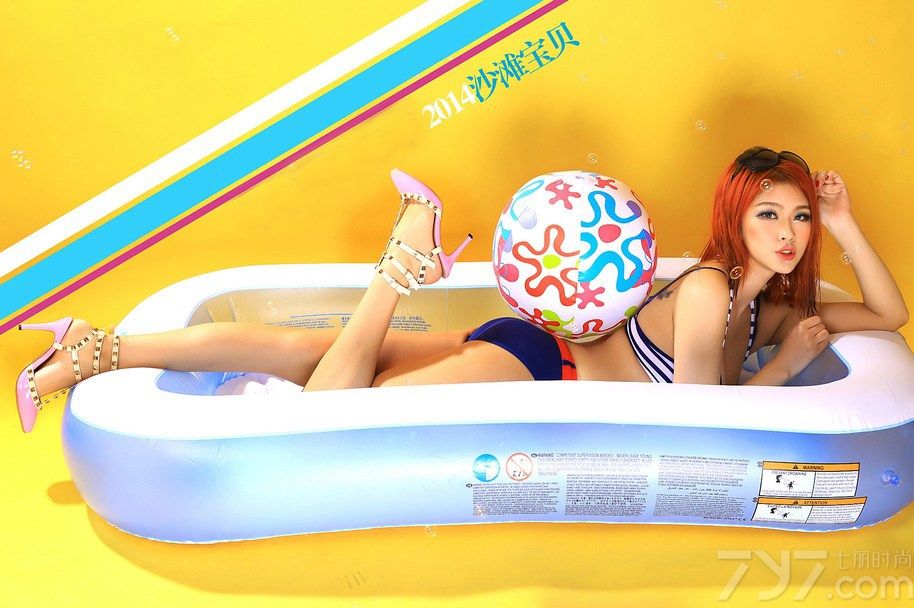 2014足球世界杯着实让球迷们过了把瘾，虽然已结束一段时间了，但余热还是存在。今天为大家分享一组超具视觉效果的足球宝贝沙滩写真，身穿蓝色条纹比基尼，挺拔圆润的酥胸让人心跳加速，血口大喷。