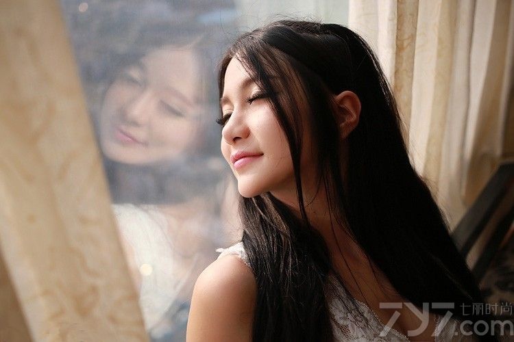 白色蕾丝的内衣透视的设计，姣好的身材若隐若现，展现在90后性感美女的上，绝美有神的大眼让人着迷，露出自信的豪乳，加上妖娆的身姿和魅惑的眼神，让宅男们难以抵挡，这次带来的性感美女写真私房照时而清纯，时而妩媚，你还Hold住吗？