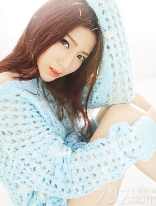 这组性感美女室内浴室写真图片，整个画面充满朦胧梦幻的致命诱惑感，宛如女神一般不经意展示出来的妩媚表情都是诱人的焦点，穿着蓝色镂空服饰展示出性感完美身材，白皙性感长腿瞬间秒杀众人目光。分享性感美女浴室写真图片，纯情蓝色尽显诱惑致命。