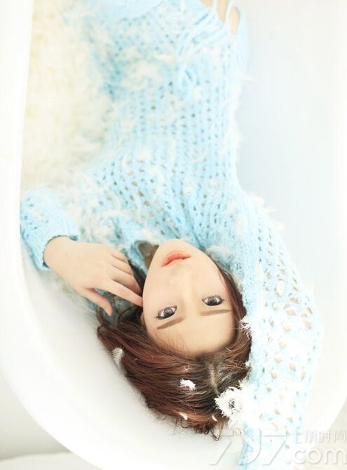 这组性感美女室内浴室写真图片，整个画面充满朦胧梦幻的致命诱惑感，宛如女神一般不经意展示出来的妩媚表情都是诱人的焦点，穿着蓝色镂空服饰展示出性感完美身材，白皙性感长腿瞬间秒杀众人目光。分享性感美女浴室写真图片，纯情蓝色尽显诱惑致命。