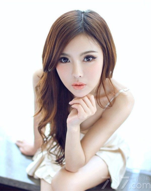 长相妖娆的女子总是让人着迷。今天这组性感美女室内写真，身穿吊带内衣，在家中大秀火辣身姿，白皙如雪的肌肤，加上那圆润的丰胸，无限风情诱惑简直让男神也HOLD不住呀。