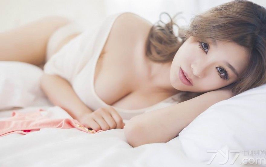 美丽乳神刘娅希诱惑闺房私照，白T性感裸露香肩，挺拨身线、傲人胸型绝对惊爆你的眼，令你目不转睛，享受一场视觉盛宴。