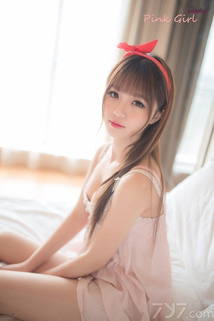 天气一天一天变热，想要降降暑很容易，下面带来性感美女写真图片，身穿波点的吊带睡衣，露出性感的豪乳，萝莉的脸蛋，魔鬼的身材，这样的美女可以让你瞬间清凉，还等什么，一起来看看吧！