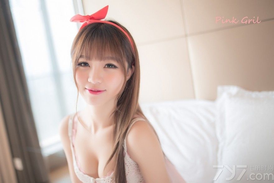 天气一天一天变热，想要降降暑很容易，下面带来性感美女写真图片，身穿波点的吊带睡衣，露出性感的豪乳，萝莉的脸蛋，魔鬼的身材，这样的美女可以让你瞬间清凉，还等什么，一起来看看吧！