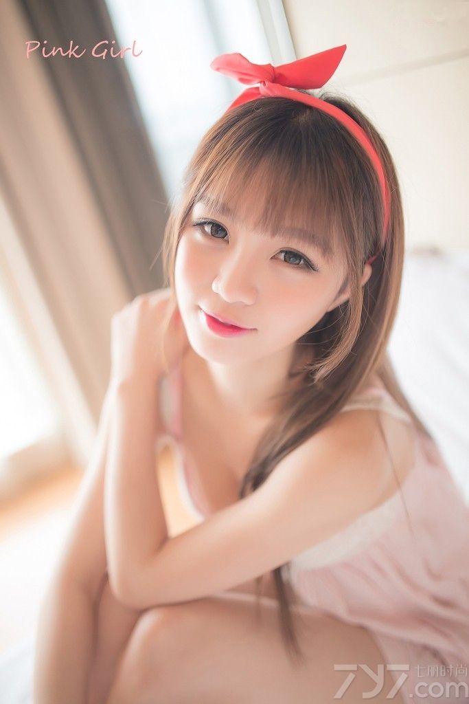 天气一天一天变热，想要降降暑很容易，下面带来性感美女写真图片，身穿波点的吊带睡衣，露出性感的豪乳，萝莉的脸蛋，魔鬼的身材，这样的美女可以让你瞬间清凉，还等什么，一起来看看吧！