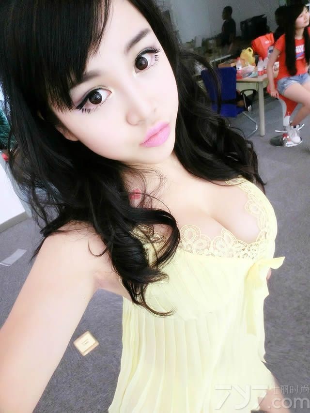 小孽后改名小囍，女，著名游戏声优，喜欢摄影拍照。虽然她甜腻柔软的声音为其赢得了不少忠实听众,但“童颜巨乳”才是她真正的招牌利器。下面就一起来看看她的性感自拍照吧，白皙粉嫩绝对令人发狂哟！