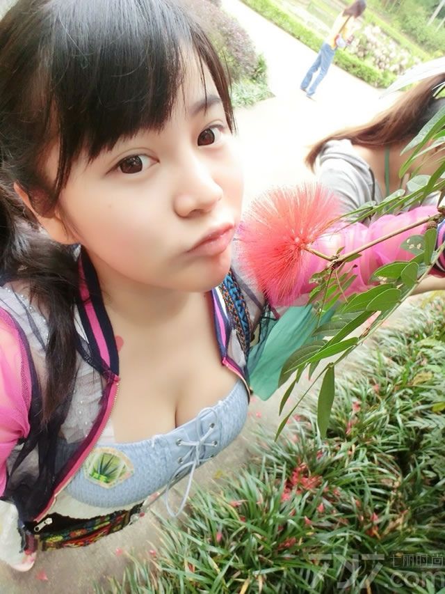 小孽后改名小囍，女，著名游戏声优，喜欢摄影拍照。虽然她甜腻柔软的声音为其赢得了不少忠实听众,但“童颜巨乳”才是她真正的招牌利器。下面就一起来看看她的性感自拍照吧，白皙粉嫩绝对令人发狂哟！